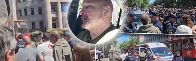 Blokaderi hoće da linčuju vozača: Rulja kidiše, nastavljena drama ispred Pravnog fakulteta - Šiklja krv (UZNEMIRUJUĆE)