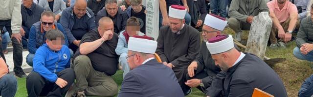 Sahranjena supruga Halida Bešlića: Dino plače nad grobom, sinovi se ne odvajaju od njega