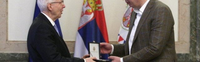 VUČIĆ URUČIO GUVERNERU RAZVOJNE BANKE SE VENCELU odlikovanje za unapređenje Srbije sa tom institucijom! /Video/