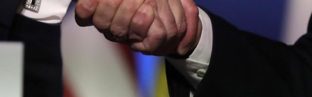 Nastalo je u doba kada su ljudi nosili oružje. Hoće li korona uspeti da istisne ovaj običaj širom sveta?