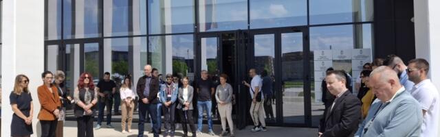 Odata pošta žrtvama novosadske tragedije kod Palate pravde, "Uzora" i "Ureda" (FOTO)