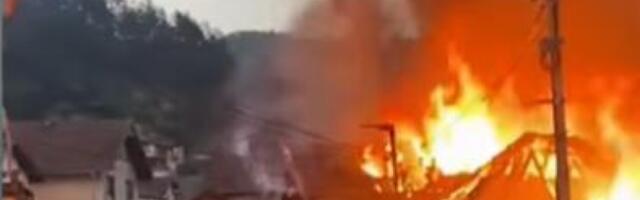 POŽAR PROGUTAO KUĆU U PRIBOJU Jeziva scena sa mesta nesreće, vatrogasci se bore da obuzdaju buktinju (VIDEO)