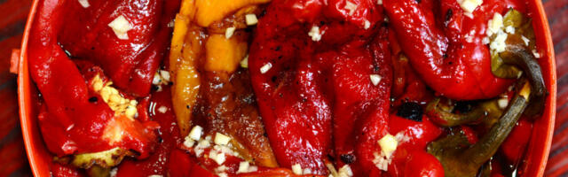 Recept za PEČENE PAPRIKE sa belim lukom, renom i medom: Najbolja salata uz prazničnu trpezu