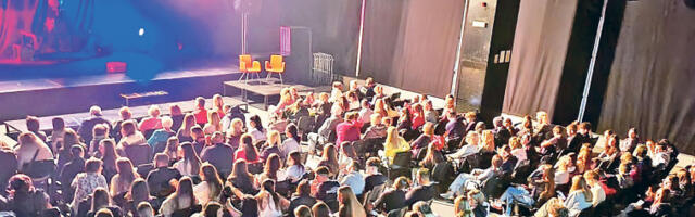 „По­зо­ри­шна је­сен за ти­неј­џе­ре” напунила сале