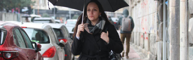 DANAS NE IZLAZITE NAPOLJE BEZ KIŠOBRANA! Biće mokro, a duvaće i OLUJNI VETAR, zima nam konačno pokazuje zube!