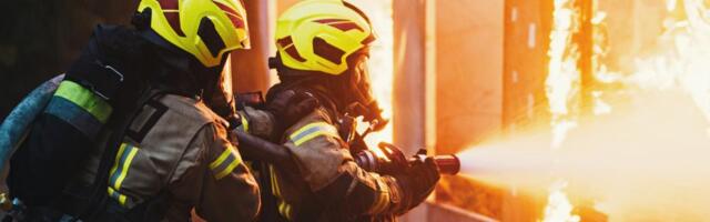 POŽAR U MALOM MOKROM LUGU Gori kuća, potkrovlje PROGUTALA vatra: Sedam vatrogasnih vozila na terenu