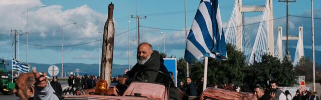 FOTO: Grčki poljoprivrednici radikalizovali protest - počeli blokadu glavnih auto-puteva