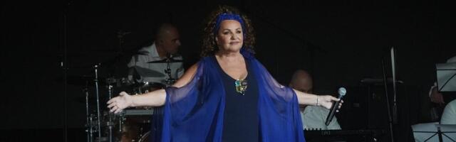 "Sram vas bilo, imate li vi majku": Anu Bekutu blokaderi gađali grudvama na koncertu u Čačku