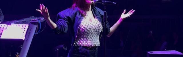 Au, Cecu ovakvu nikada niste videli: Izašla na scenu golog stomaka, pa napravila lom u Loznici