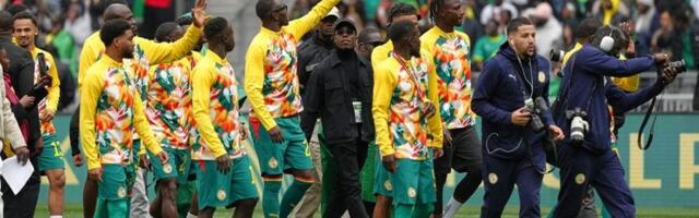 Fudbaleri Senegala paradirali su stadionom Francuska sa peharom osvojenim u Maroku (VIDEO)