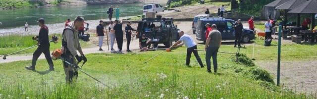SKUPILI SE PRIJEPOLJCI DA OČISTE ČUVENU PLAŽU: Velika volonterska akcija čišćenja kupališta na Limu (FOTO)
