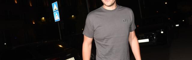 Jedno sasvim obično leto na jahti najpoželjnijeg srpskog neženje: Skinuo se i uživa sam, a udavače bi dale sve da se makar na minut osunčaju tu sa njim!