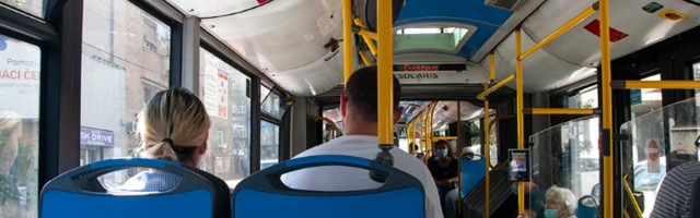 Sklanjao masku kontrolorki, pa je napao