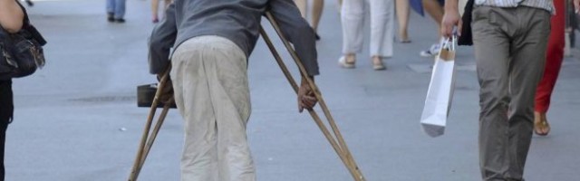 TERALI INVALIDA NA PROSJAČENJE, DNEVNO IM DONOSIO PO 100 EVRA! Posle višemesečne istrage policija UHAPSILA KRIMINALNU GRUPU!