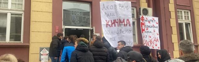 Za vreme odavanje pošte nastradalima ispred medicinskog – zaglušujuća buka sa gradilišta