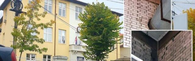 Raspadaju se škole u “Evropskom” Novom Pazaru – Učenici Ekonomske na onlajn nastavi zbog straha od urušavanja