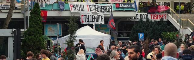 Treći dan blokade RTS-a, tamo umesto jutarnjeg programa – filmovi