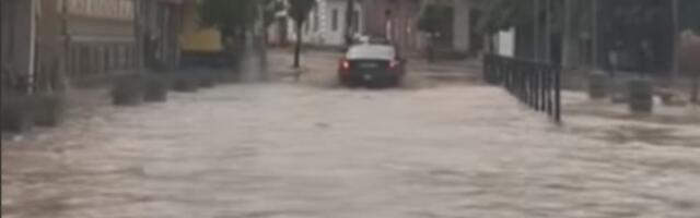 Do autobuske stanice u Golupcu može se samo čamcem (VIDEO)