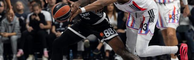 Partizan zaostaje koš razlike na poluvremenu, mnogo veći problem je povreda Tajrika Džonsa..
