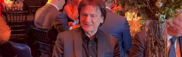 Snimili smo Čolu na gala događaju u Beogradu, oko njega moćni ljudi: Izgleda kao mladić, opušta se uz piće