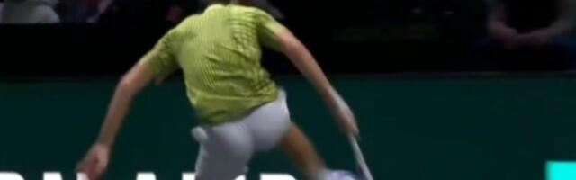 Skandal! Nekad bio najbolji na svetu, sad izgubio u 1. kolu pa divljao: Šutirao reklame, žalio se na opremu...