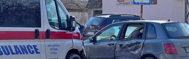 FOTO: Sudar sanitetskog vozila i automobila, policija obavila uviđaj
