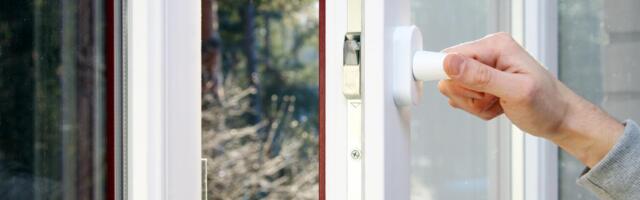 Turisti rezervisali sobu s pogledom na jezero, a kad su ušli i raširili zavese, ostali zatečeni: Ljudi šokirani - "zar ne čitate recenzije?"