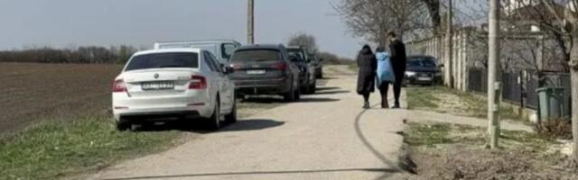 Branki Lazić pozlilo pred sahranu sina: Izveli je iz kuće u bademantilu, jedva stoji od tuge! (FOTO)