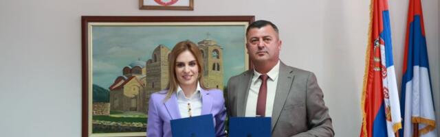 BRŽA I DOSTUPNIJA POMOĆ ZA GRAĐANE: Ministarka Stamenkovski uručila ključeve novog terenskog vozila Centru za socijalni rad Kuršumlija