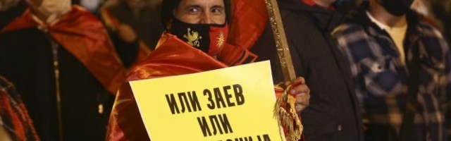 (FOTO) SKOPLJE NA NOGAMA, ILI ZAEV, ILI MAKEDONIJA! Opozicija traži ostavku makedonskog premijera posle sramnog intervjua za bugarske medije!