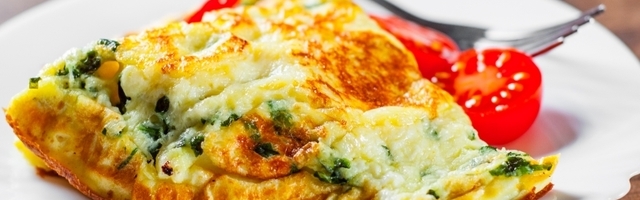 Brz i zdrav doručak za porodicu: Jaja sa paprikom, sirom i spanaćem (RECEPT)