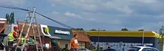Kamion oborio banderu, bandera pala preko automobila i teretnog vozila