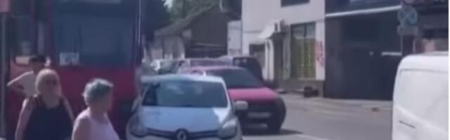 Udes kod Cvetkove pijace: Sudarili se auto i tramvaj (VIDEO)