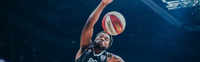 Baaaaaaam! Brutalno zakucavanje Tajrika Džonsa u derbiju! "Grobari" u transu"! (VIDEO)