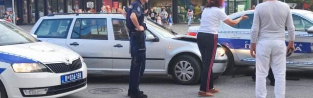 Sudar policijskog i civilnog vozila u centru Leskovca