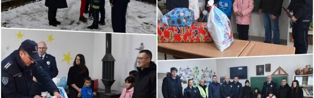 Policajci uručili paketiće mališanima iz planinskog sela Tovrljane koji po snegu pešače do škole: Ministar Dačić im uputio posebne želje i snažnu poruku (FOOT)