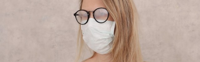 Lekar pokazao: Kako da ne magle naočare uz masku (FOTO)
