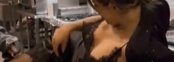 ANA NIKOLIĆ ULETELA U KUHINJU RESTORANA I POČELA SE PENJE PO RADNIM DELOVIMA! Pevačici grudi letele na sve strane, ali zato čašu ne ispušta