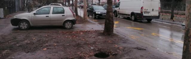 „Čeka se da neko upadne“ – građani upozoravaju na otvorenu šahtu u Vojvode Gojka u Nišu