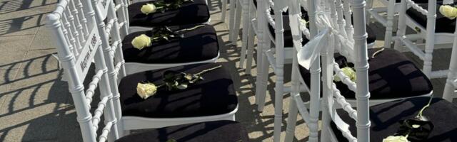 "63 BELE STOLICE - 63 ŽIVOTA" Godišnjica tragedije u Kočanima: U Parku revolucije muk, roditelji oplakuju svoju nastradalu decu (FOTO/VIDEO)