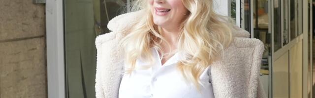 EVO KAKO NIKOLINA KOVAČ IZGLEDA NAKON POROĐAJA! Pevačica samo što je donela na svetu bebu, a već mami uzdahe (FOTO)