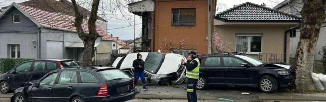 MLADIĆ (29) POGINUO, AUTO ZAVRŠIO NA OGRADI KUĆE! Stravični detalji saobraćajne nesreće u Kragujevcu (FOTO)
