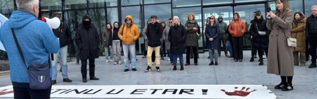 Zaposleni na RTV-u održali protest zbog napada na novinare: „Danas solidarnost – sutra opstanak“