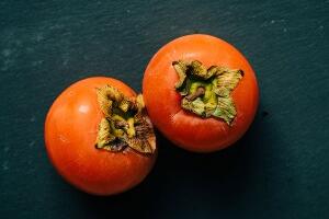 Укусан јесењи драгуљ који чува здравље – каки јабука