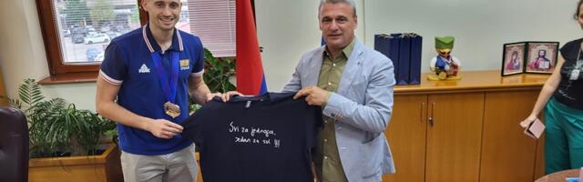 Gradonačelniče, vi ste domaćin ovog grada, a ja svoju budućnost vidim u Čačku