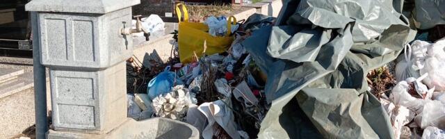 O đubretu ništa novo: Deponija formirana i na groblju u Malim Pčelicama (VIDEO)