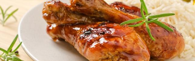 Pečeni pileći bataci sa belim lukom i začinskim biljem