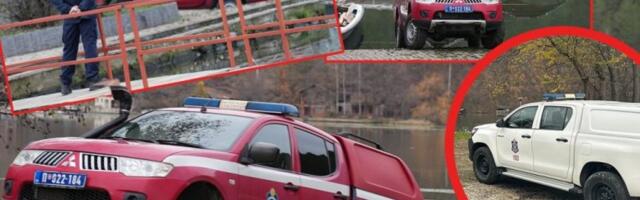 PRVE SLIKE HORORA KOD ČAČKA! Auto sleteo sa puta i potonuo, sumnja se da su unutra MUŽ I ŽENA! RONIOCI PRETRAŽUJU JEZERO MEĐUVRŠJE! (FOTO)