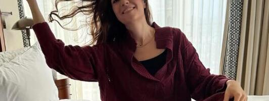 Zanosno pozira, baškari se za sve pare: Anica Lazić u luksuznom hotelu dočekala Novu godinu (FOTO)