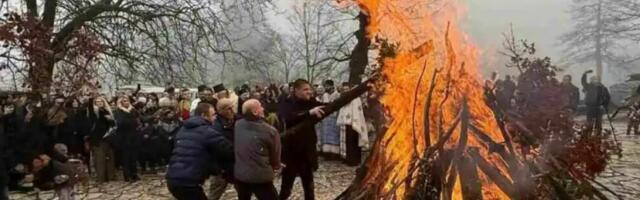 Paljenje badnjaka na Cetinju: Mitropolit Joanikije poslao snažnu poruku (VIDEO)
